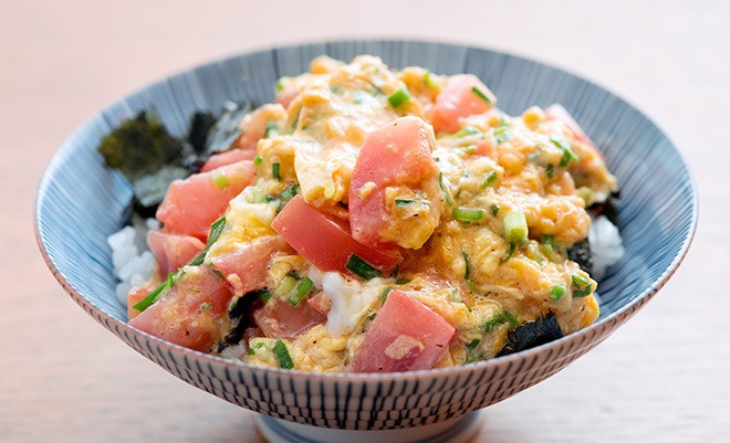 Rice with egg, Chinese chives and tomato recipe