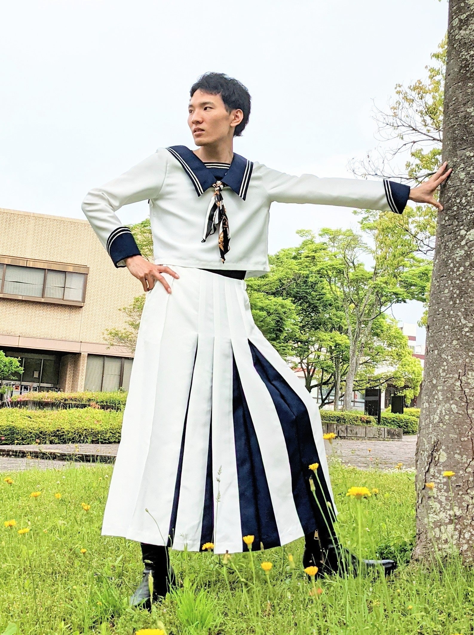 男子のスカート付きセーラー服が日本への関心を喚起