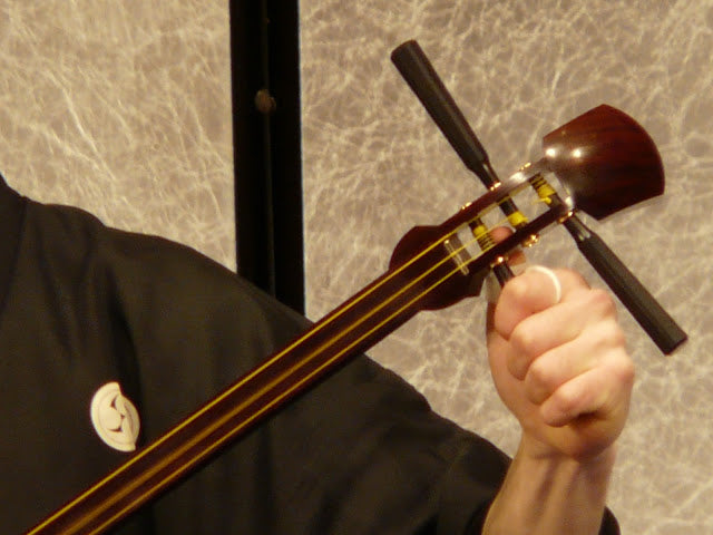 Descubre la magia del Shamisen: El enigmático instrumento musical japonés que te sorprenderá con su sonido percusivo