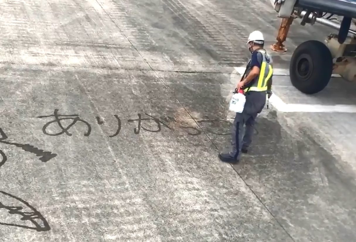 Personal del Aeropuerto en Japón Envían un Agradecimiento