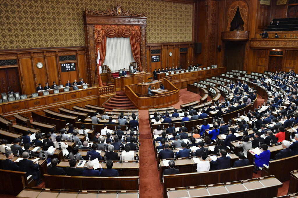 日本の憲法記念日、憲法改正論議を呼び起こす